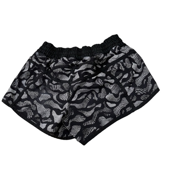 Lululemon Tracker Shorts Patterned, Mini Warp
White/Black Size 4 - Picture 4 of 14